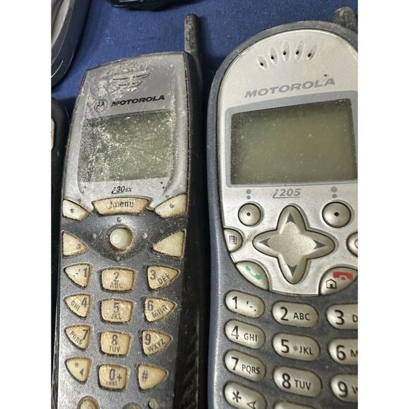 cell phones Lot of 16 older models in need of repair for parts or repair - - Picture 9 of 12